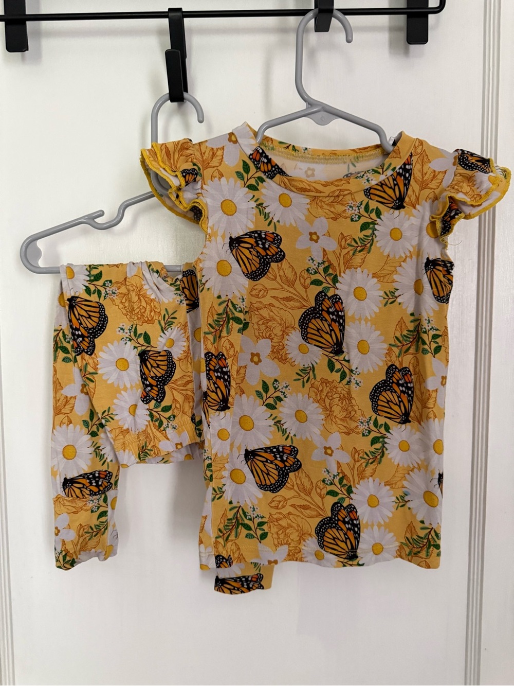 Girls' Yellow Daisy & Butterfly Pajama Set - Short Sleeve Top & Pants